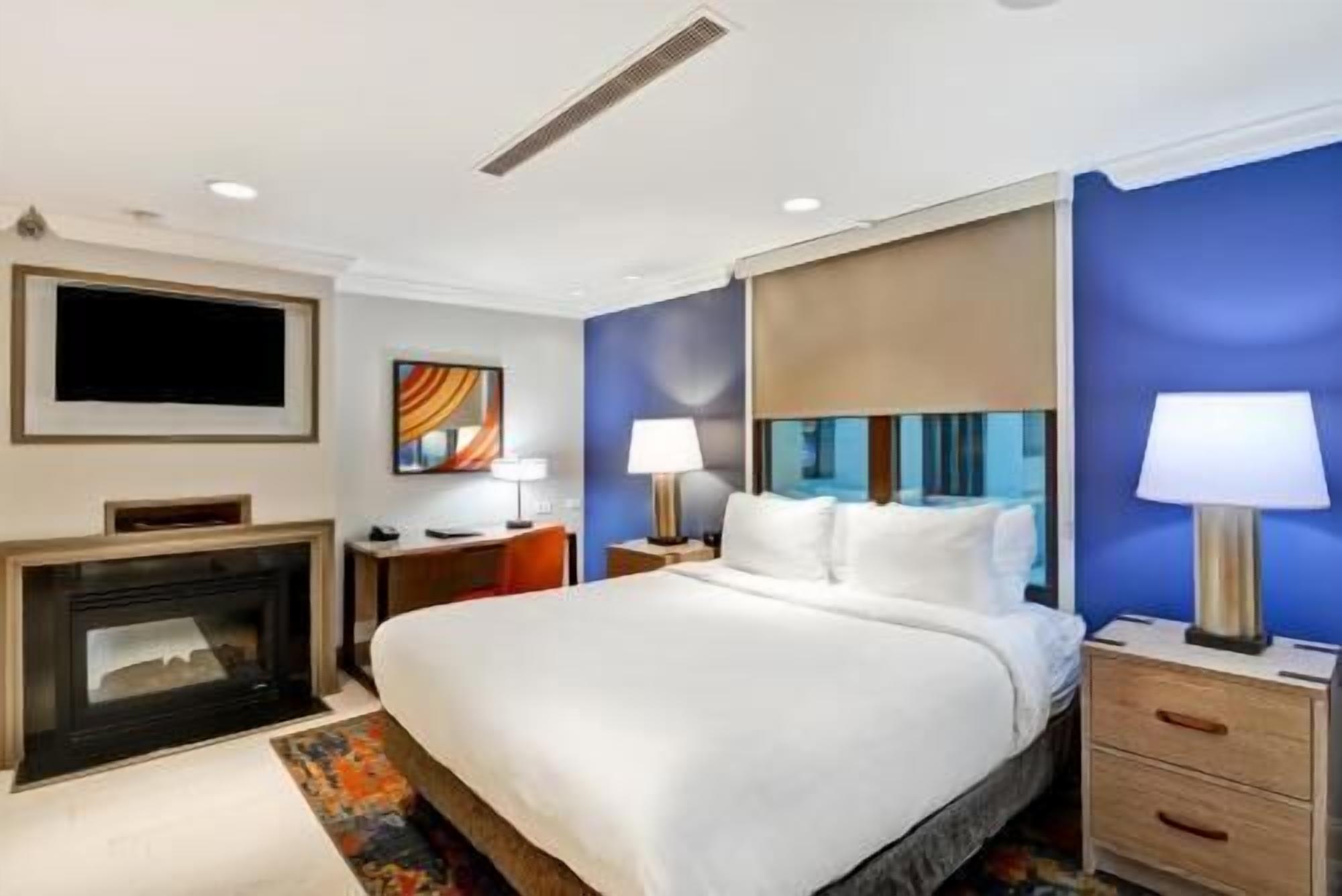 Ropa de cama de alta calidad y caja de seguridad en la habitación 