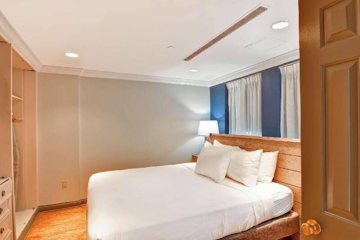 Premium bedding, in-room safe, desk, laptop workspace