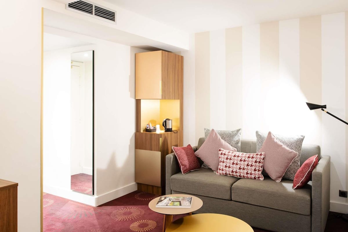 Privilege, Chambre familiale, 1 trÚs grand lit et 1 canapé-lit | Literie de qualité, lit avec matelas en mousse à mémoire, minibar