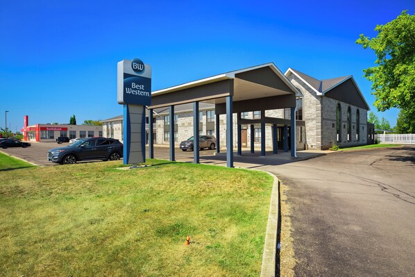 Welcome to Best Western, where a covered entrance invites you in.
