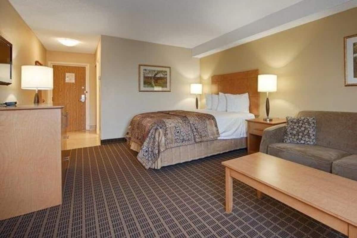 In-room safe, desk, iron/ironing board, free WiFi