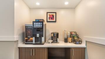 Un espace dédié au café, équipé d’une machine à café, d’une option de café décaféiné et d’un moulin à café.