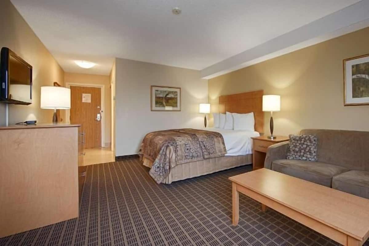 In-room safe, desk, iron/ironing board, free WiFi