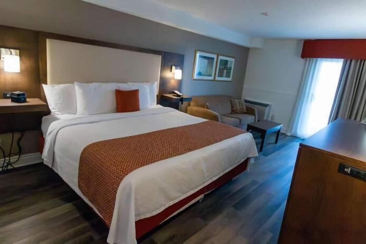 In-room safe, desk, iron/ironing board, free WiFi