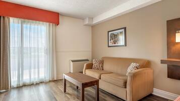 Standard Room, 1 King Bed, Non Smoking, Refrigerator | In-room safe, desk, iron/ironing board, free WiFi