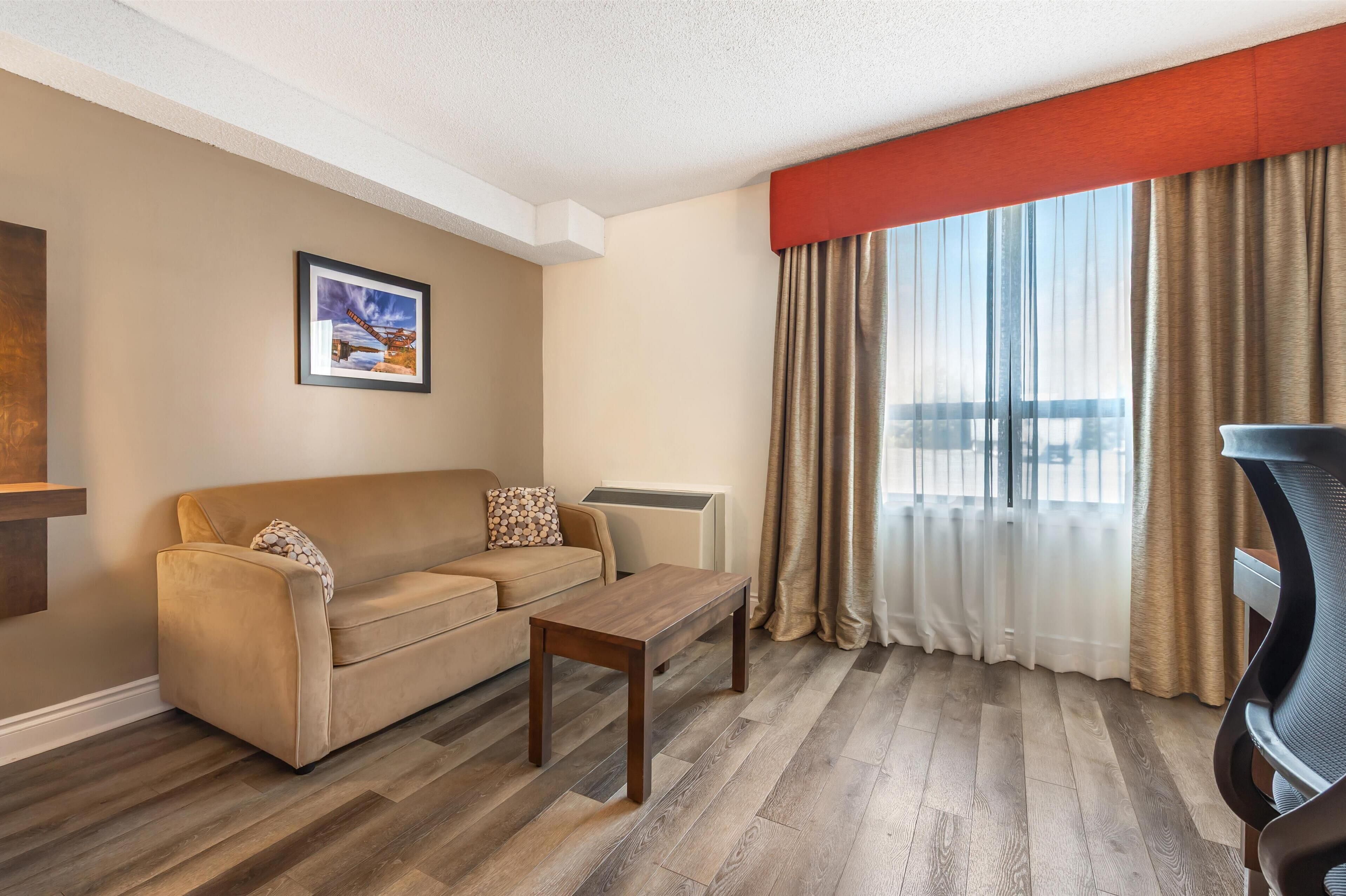 standard room, 1 queen bed, non smoking, refrigerator | in-room safe, desk, iron/ironing board, free wifi