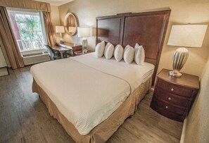 Escrivaninha, cortinas blackout, ferros/tábuas de passar roupa