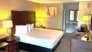 Escritorio, cortinas blackout y tabla de planchar con plancha