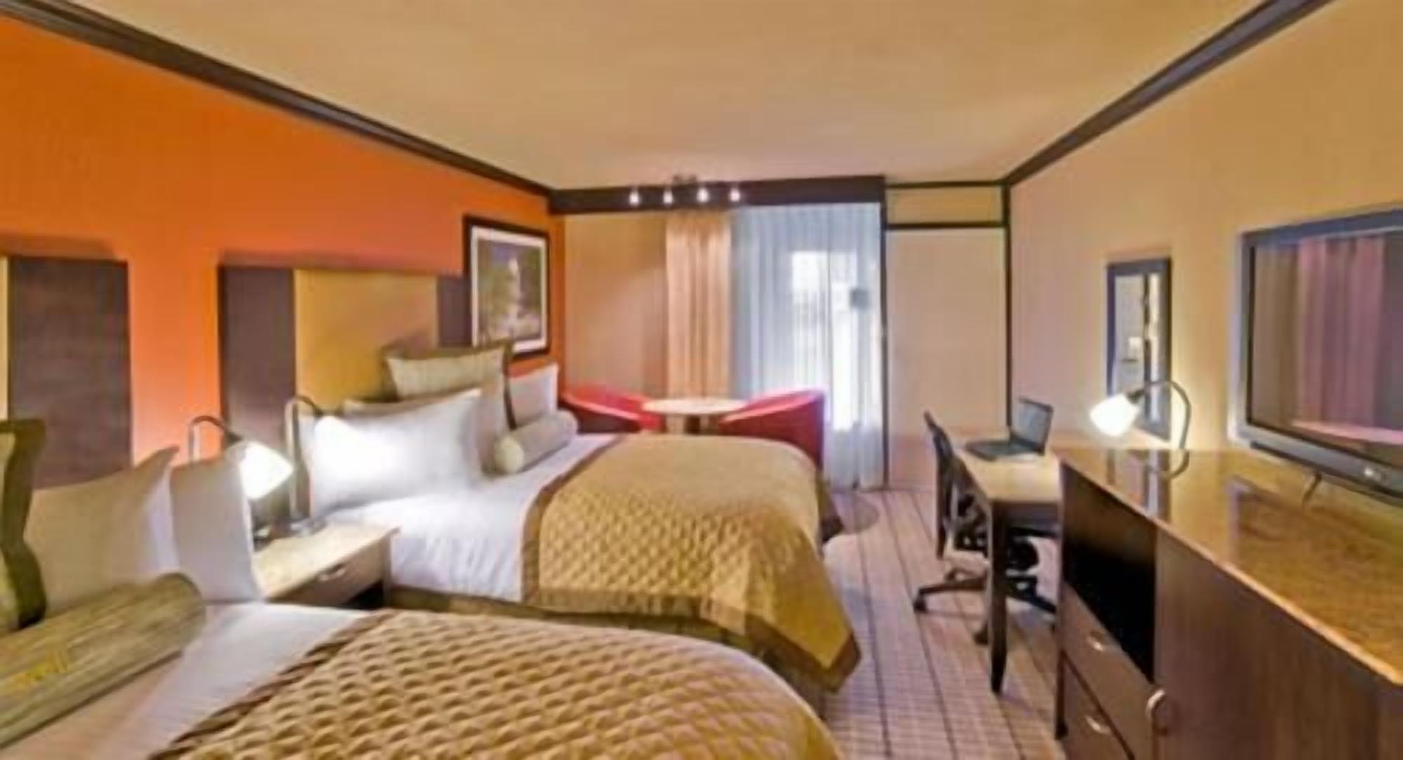 Peralatan tempat tidur premium, peti besi dalam bilik, meja 
