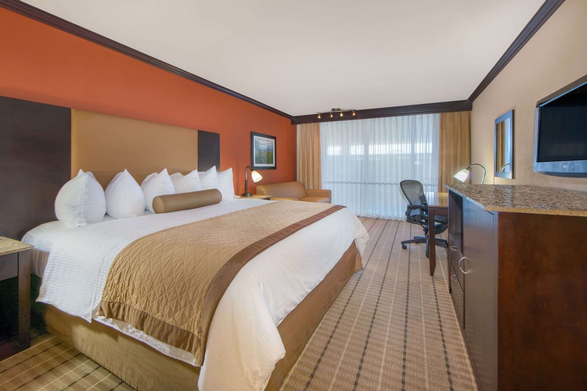 Premium bedding, in-room safe, desk, iron/ironing board