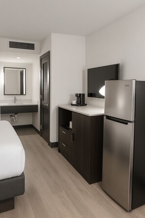 Premium bedding, in-room safe, desk, iron/ironing board - Wyndham Garden Oklahoma City Conference Ctr/Airpt/Bricktown (Oklahoma City)