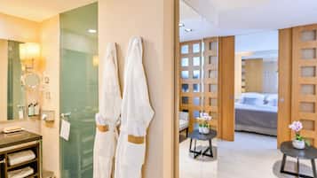 Amenidades de baño ecológicas, secadora de cabello, pantuflas, toallas