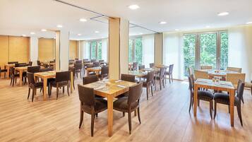 Desayuno buffet diario (EUR 25 por persona)