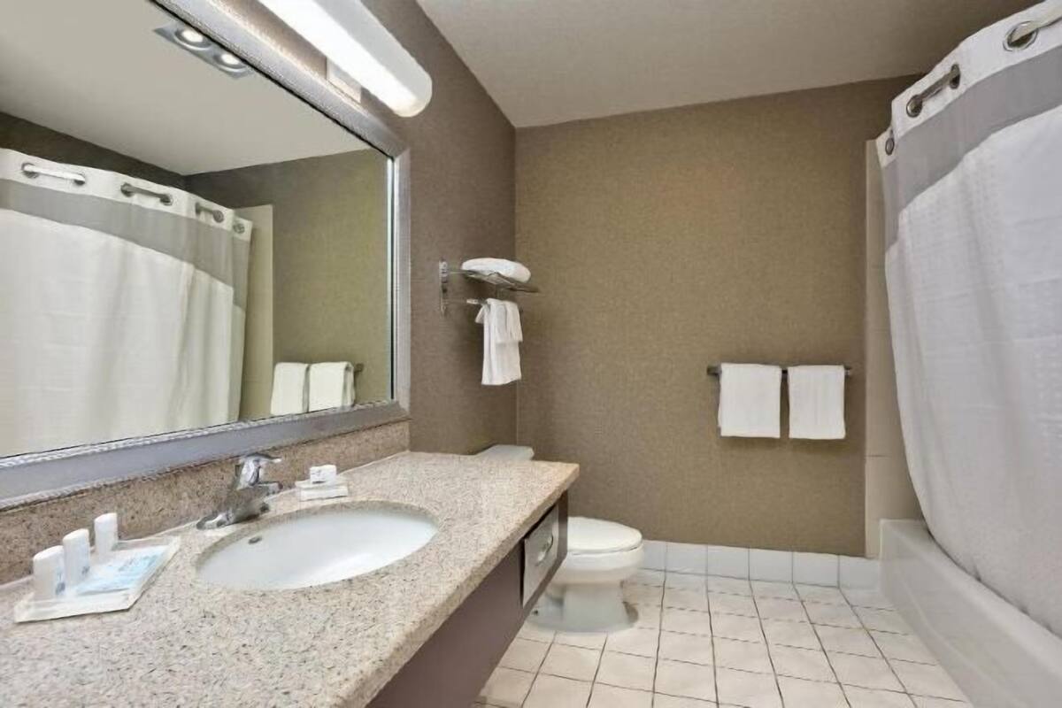 Salle de bain | Ensemble baignoire-douche, articles de toilette (gratuits)