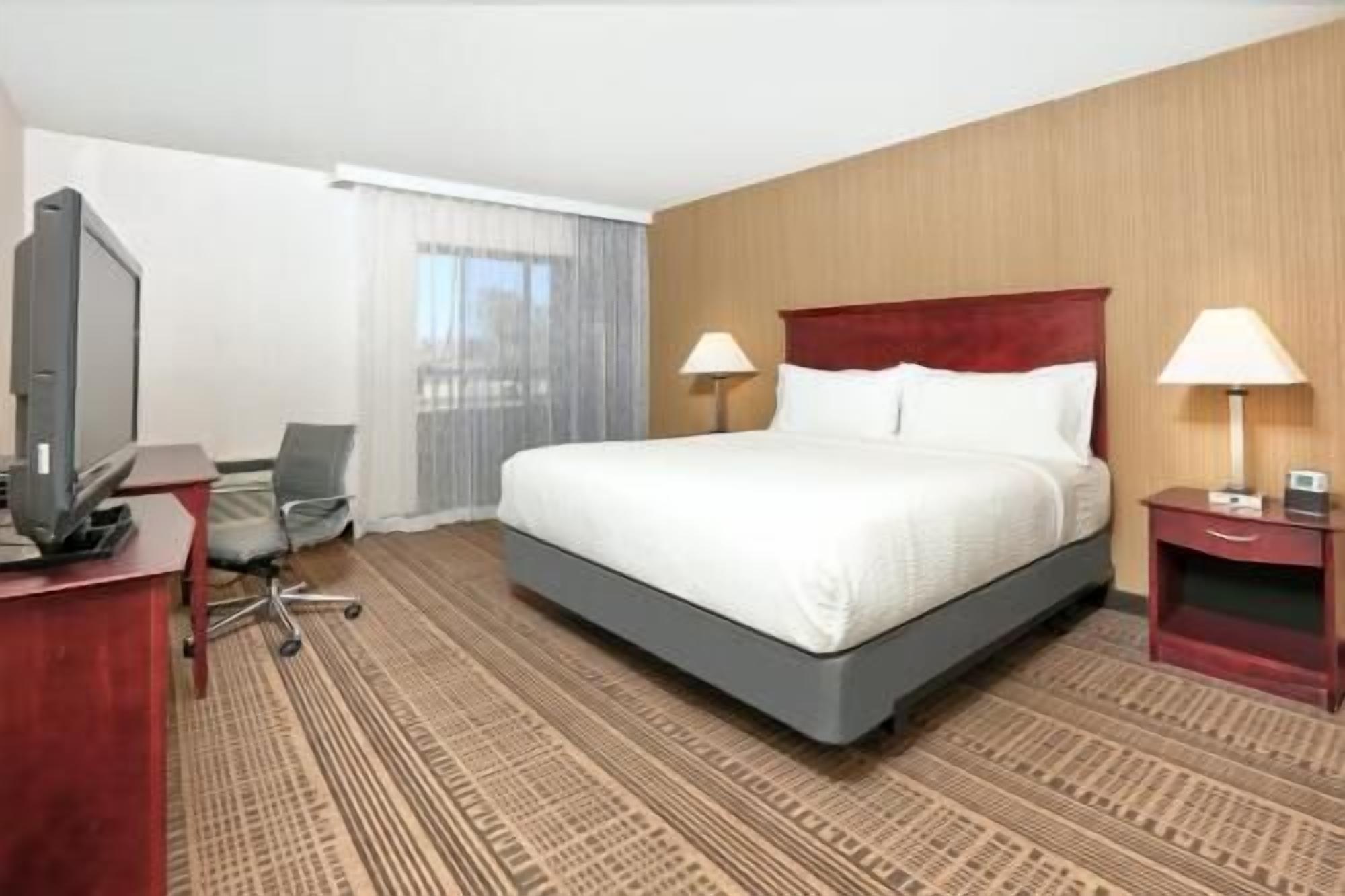 Hypo-allergenic bedding, in-room safe, desk, laptop workspace