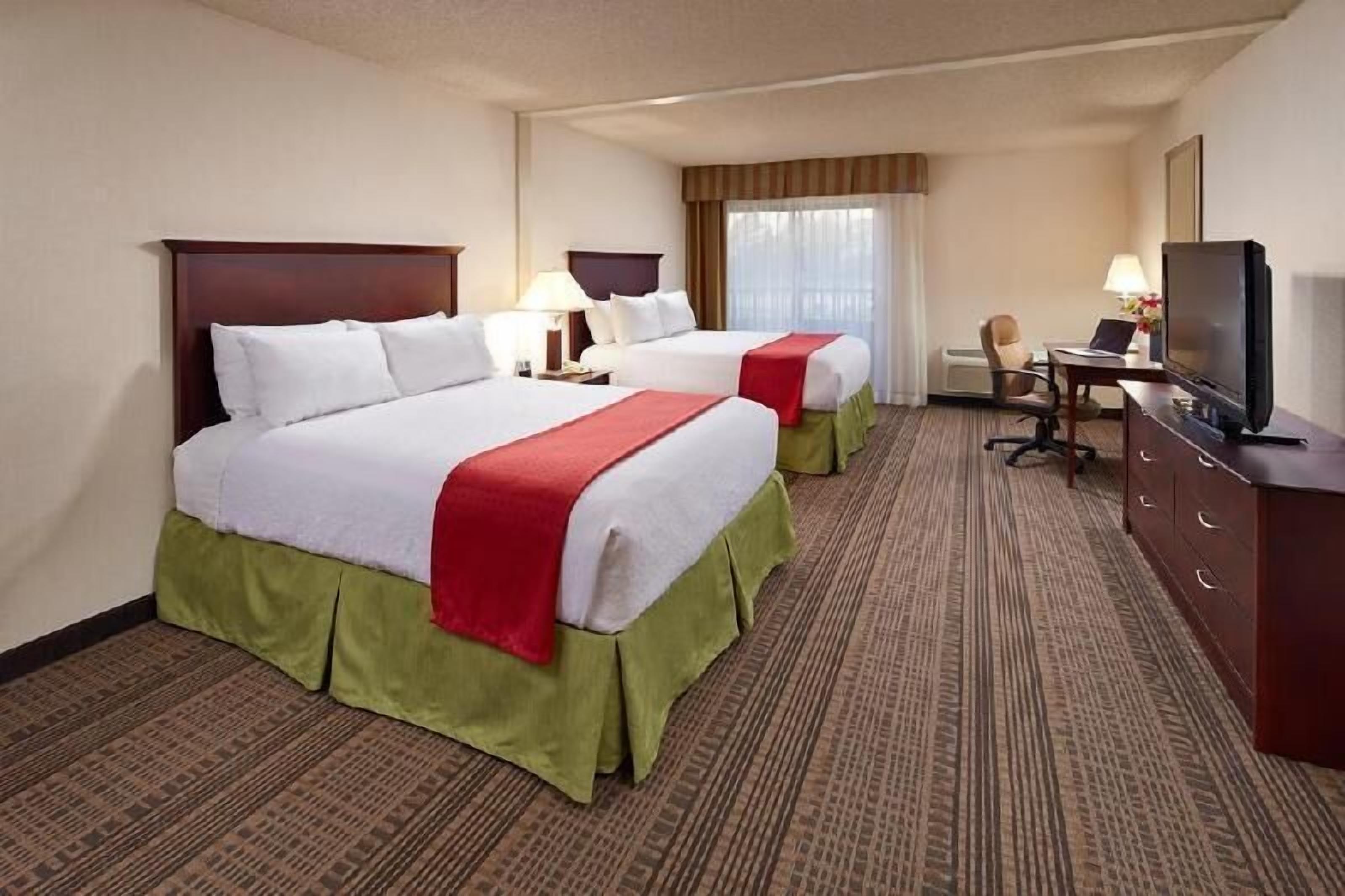 Hypo-allergenic bedding, in-room safe, desk, laptop workspace