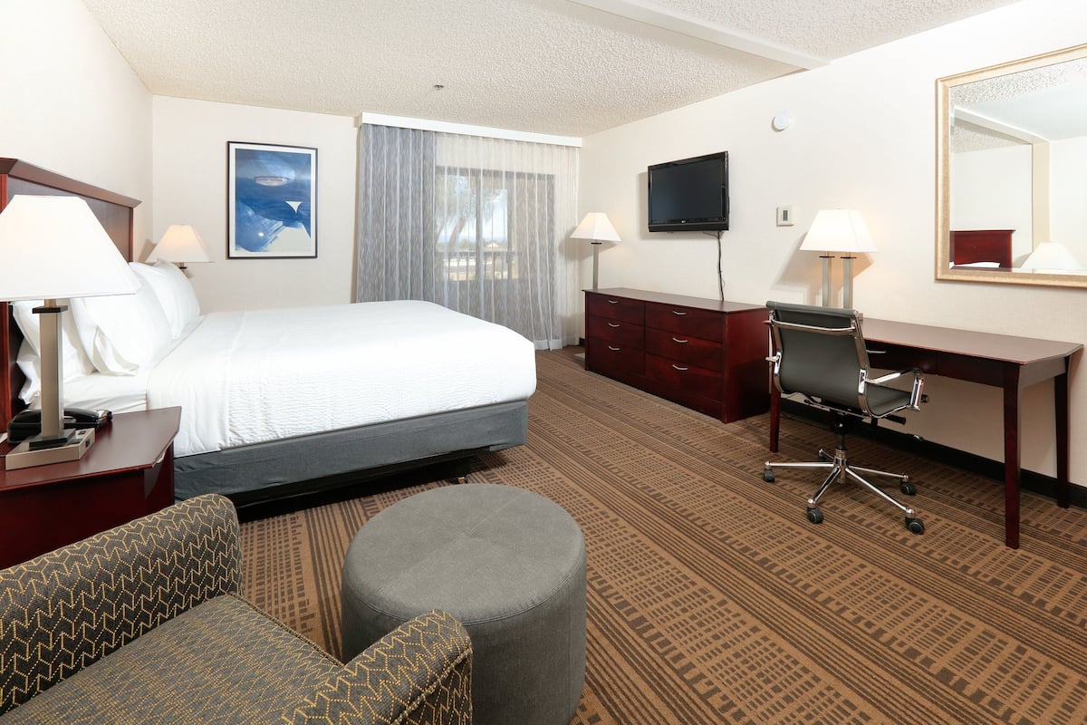 Hypo-allergenic bedding, in-room safe, desk, laptop workspace