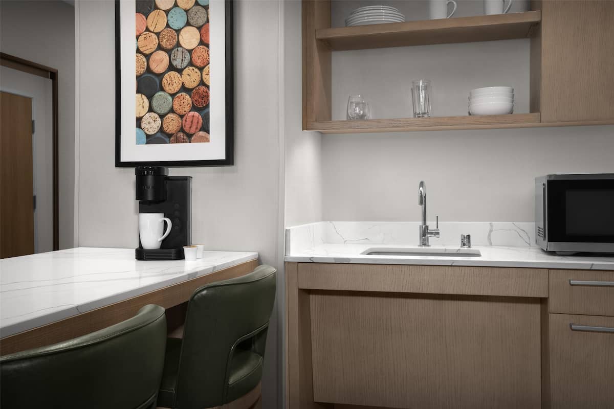 Kühlschrank, Mikrowelle, Wasserkocher mit Kaffee-/Teezubehör