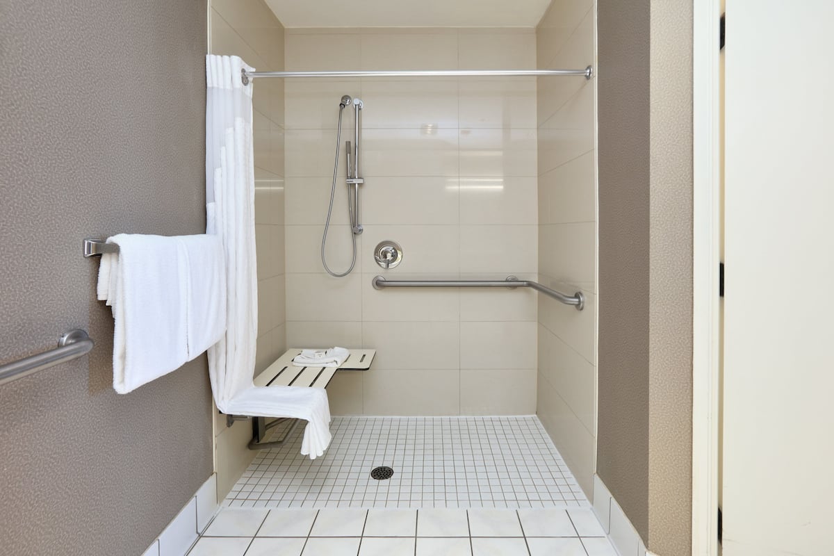 Combined shower/bathtub, free toiletries, hair dryer, towels