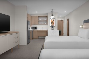 Roupas de cama antialérgicas, cofres nos quartos, escrivaninha