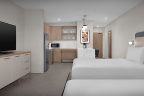 Roupas de cama antialérgicas, cofres nos quartos, escrivaninha