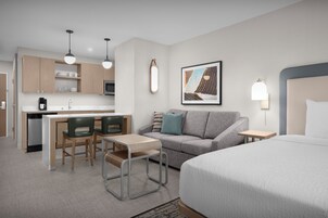 Ropa de cama hipoalergénica y caja de seguridad en la habitación 