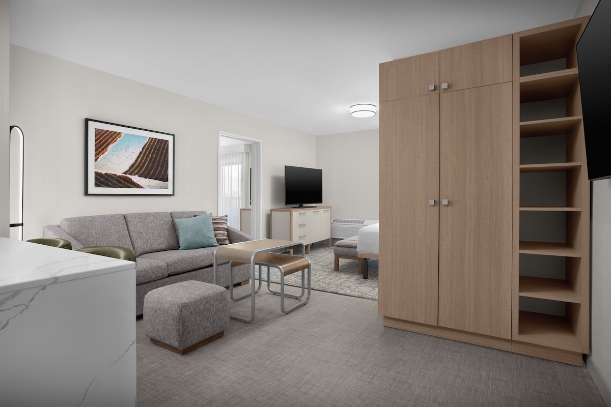 Suíte, 2 quartos (Full Kitchen) | Roupas de cama antialérgicas, cofres nos quartos, escrivaninha