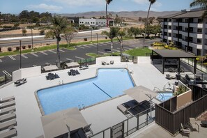 Piscina externa, funciona das 9h às 22h, guarda-sóis, espreguiçadeiras