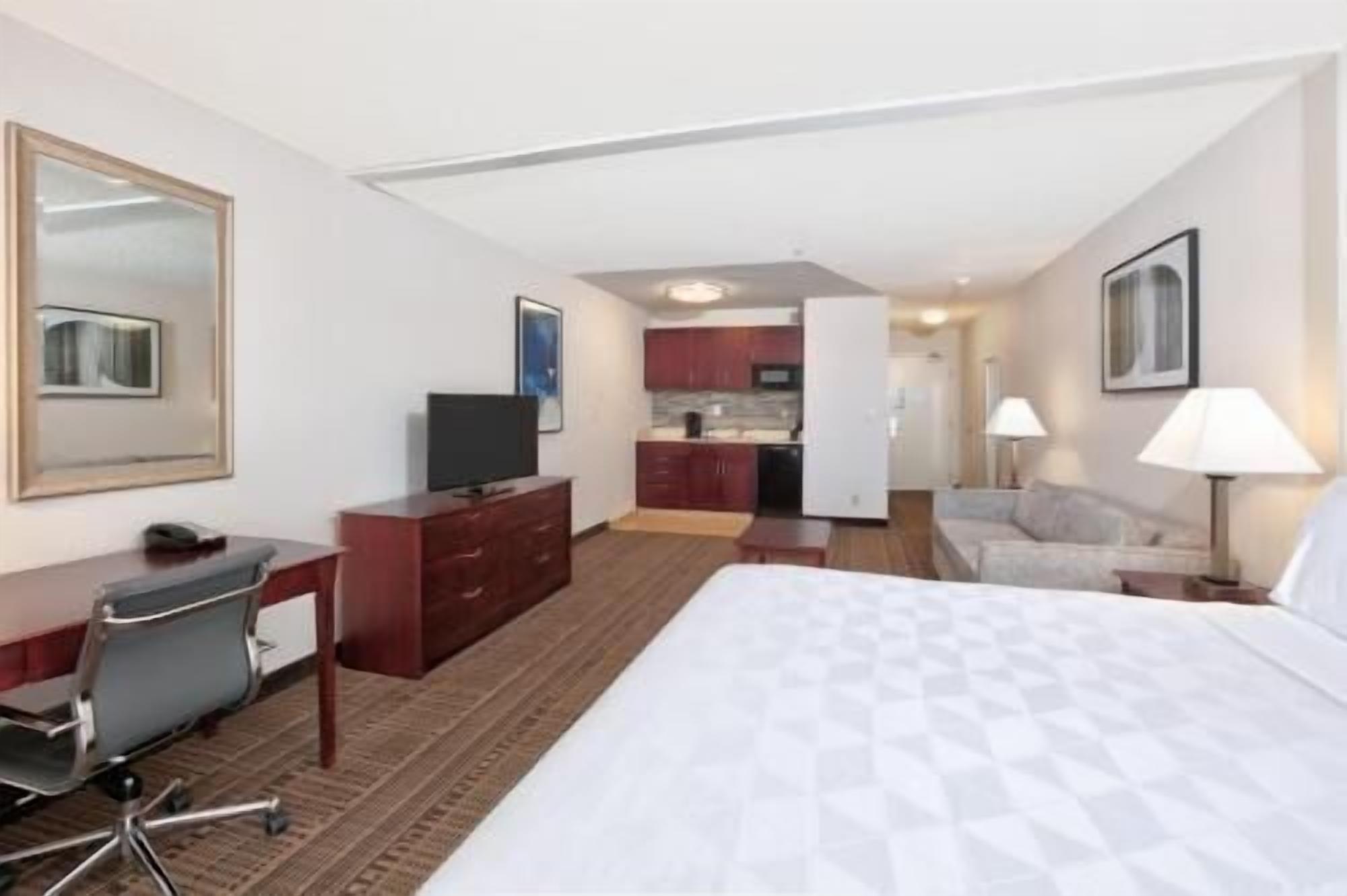 Hypo-allergenic bedding, in-room safe, desk, laptop workspace