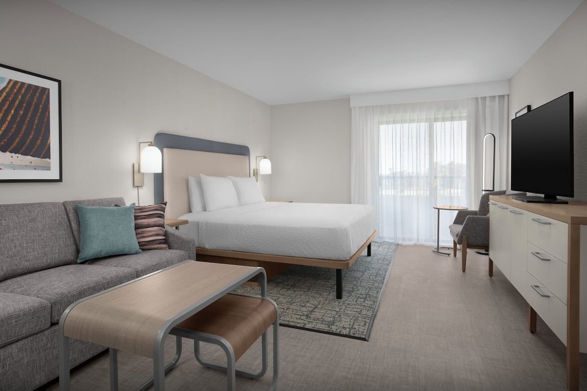 Hypo-allergenic bedding available, in-room safe, desk, laptop workspace