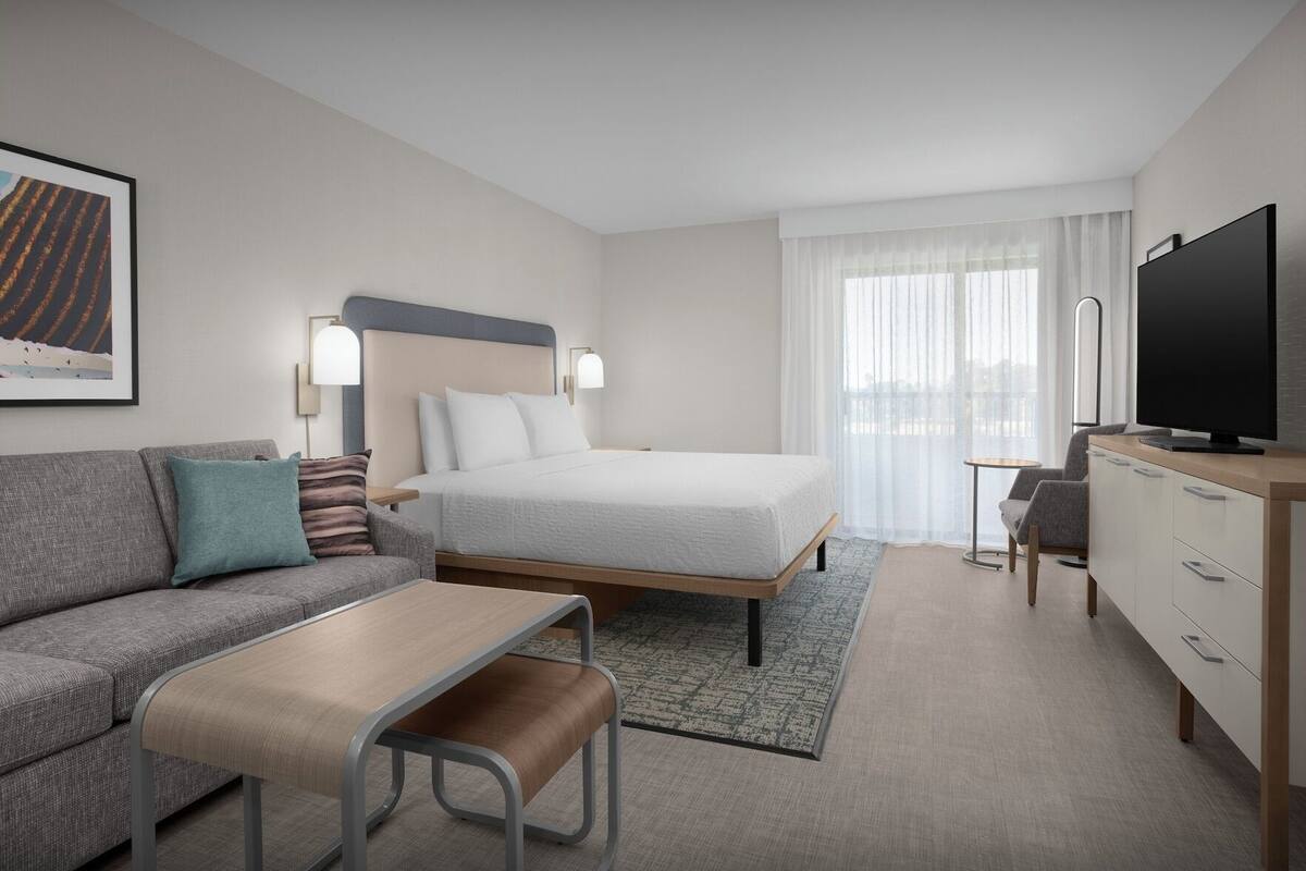Hypo-allergenic bedding, in-room safe, desk, laptop workspace