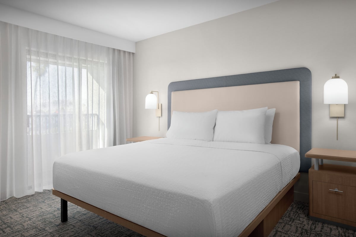 Suite, 1 King Bed, Accessible (Mobility & Hearing, Roll-In Shower) | Hypo-allergenic bedding, in-room safe, desk, laptop workspace