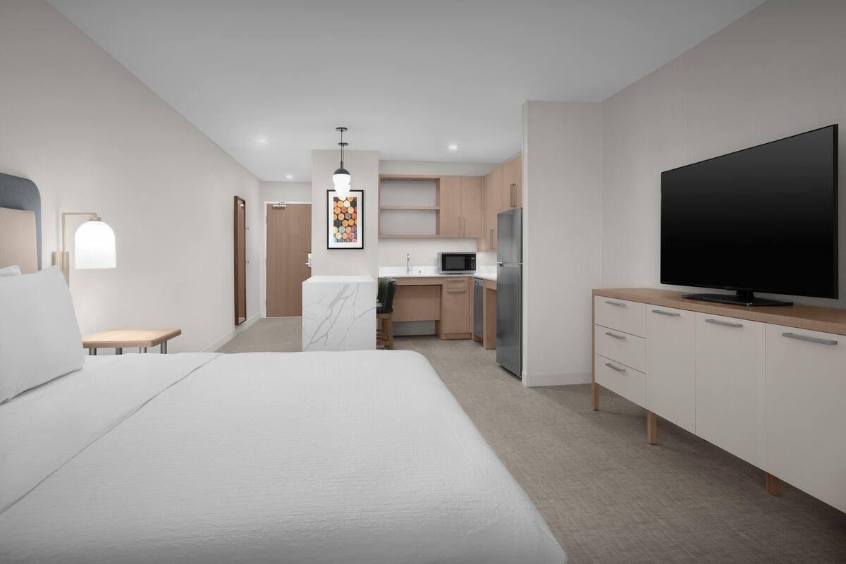 Roupas de cama antialérgicas, cofres nos quartos, escrivaninha