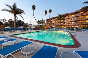Una piscina al aire libre (de 09:00 a 22:00), sombrillas, tumbonas