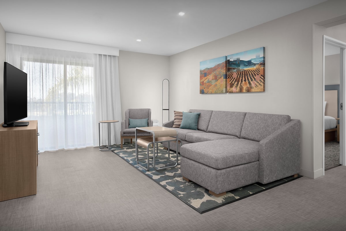 Suíte, 1 quarto (Washer/Dryer, Full Kitchen) | Roupas de cama antialérgicas, cofres nos quartos, escrivaninha