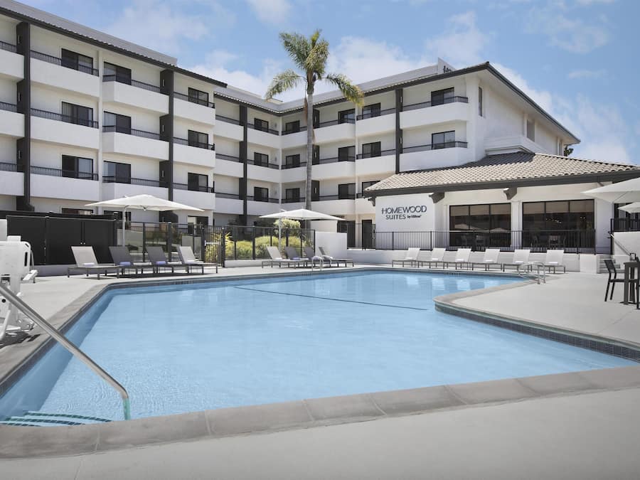 Utendørsbasseng, bassengparasoller og solsenger