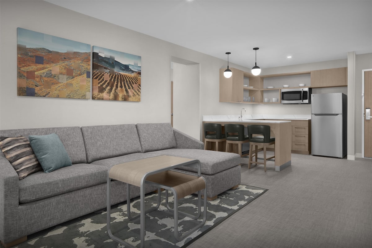 Suite, 1 Schlafzimmer (Washer/Dryer, Full Kitchen) | Wohnbereich