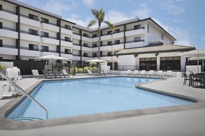 Piscina externa, funciona das 9h às 22h, guarda-sóis, espreguiçadeiras