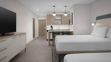 Studio-suite - 2 queensize-senge (Full Kitchen) | Allergivenligt sengetøj, pengeskab på værelset, skrivebord