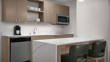 Refrigerador, microondas y cafetera y tetera