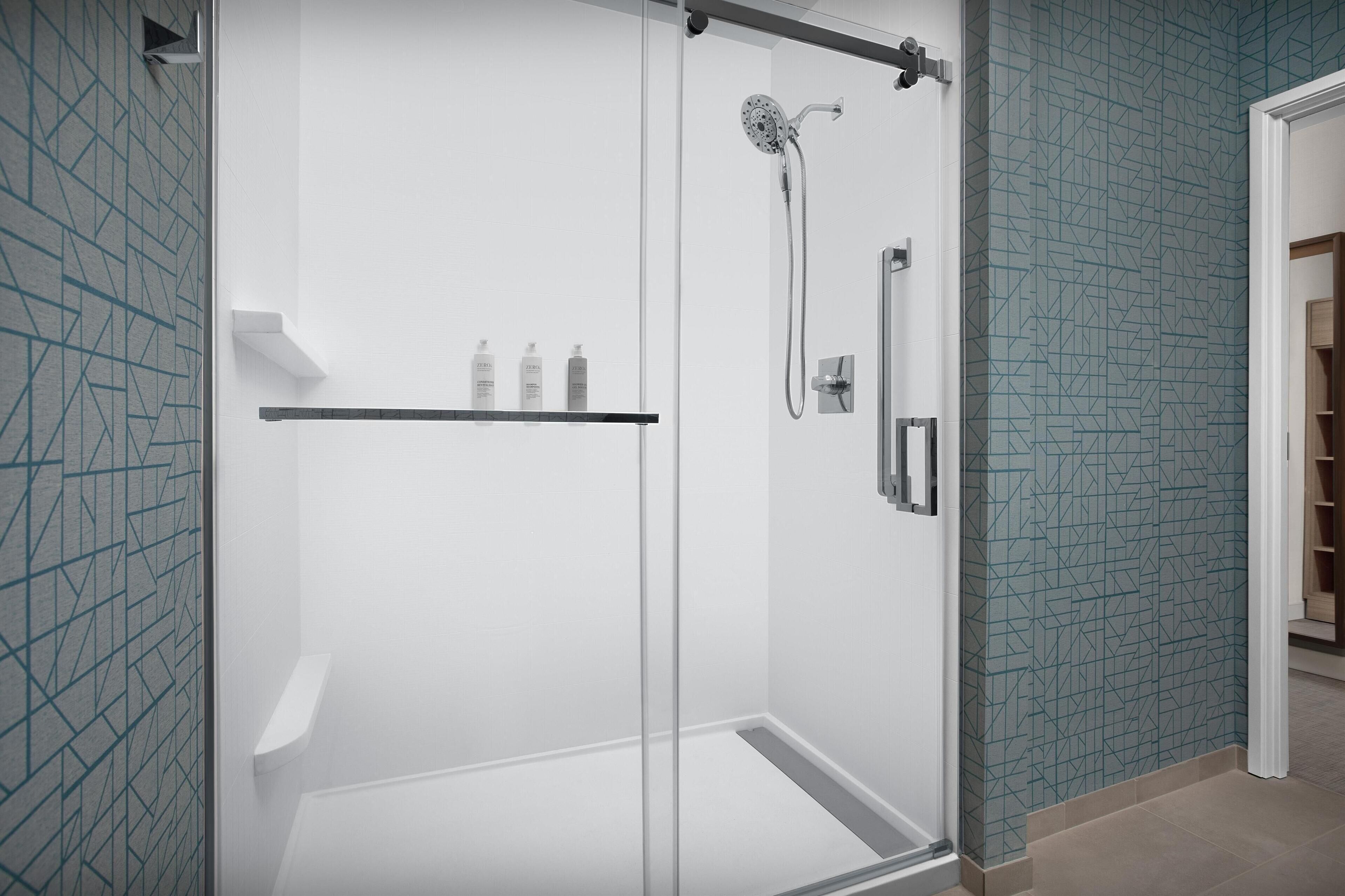 Combined shower/tub, free toiletries, hair dryer, towels