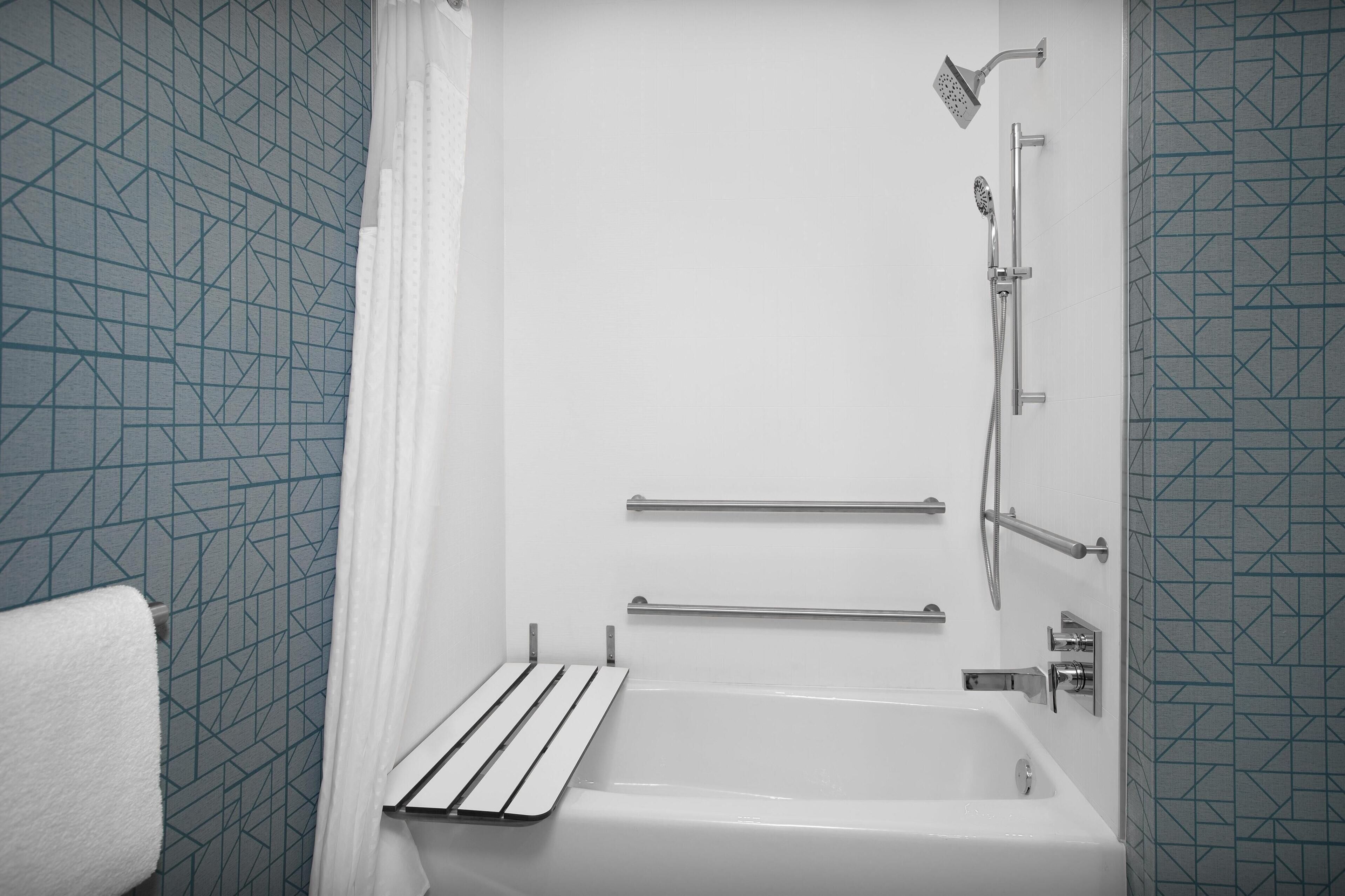 Combined shower/tub, free toiletries, hair dryer, towels