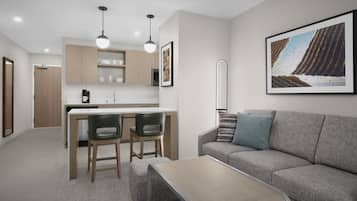 Suite - 2 soveværelser (Full Kitchen) | Opholdsområde | Fladskærms-tv