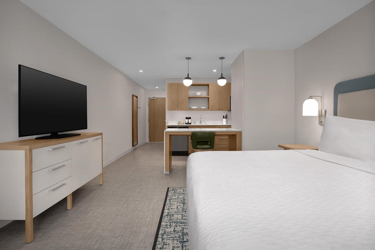 Suite, 1 King Bed (Efficiency, Full Kitchen) | Hypo-allergenic bedding available, in-room safe, desk, laptop workspace