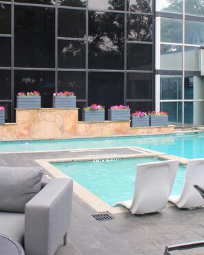 Piscine extérieure, accès possible de 6 h à 22 h, parasols