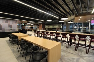 2 restaurants, breakfast served