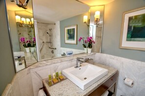 One King Bed, Non-Smoking, Accessible | Bathroom | Hydromassage showerhead, designer toiletries, hair dryer, towels