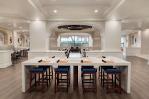 2 restaurants; breakfast, lunch, and dinner served - Hilton Dallas Lincoln Centre by the Galleria (Dallas)