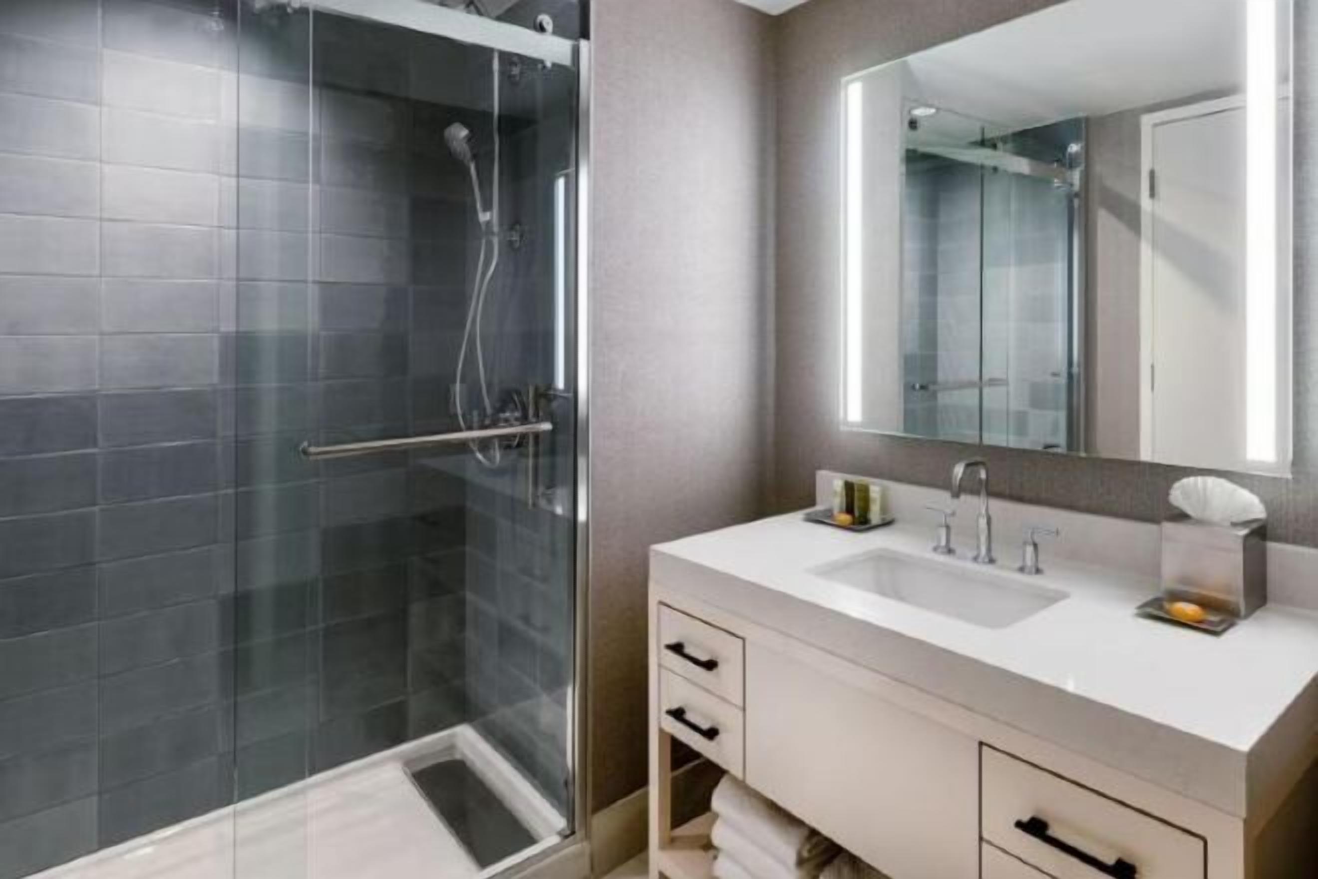 Banheiro | Ducha de hidromassagem, produtos de toalete de grife, secador de cabelo 