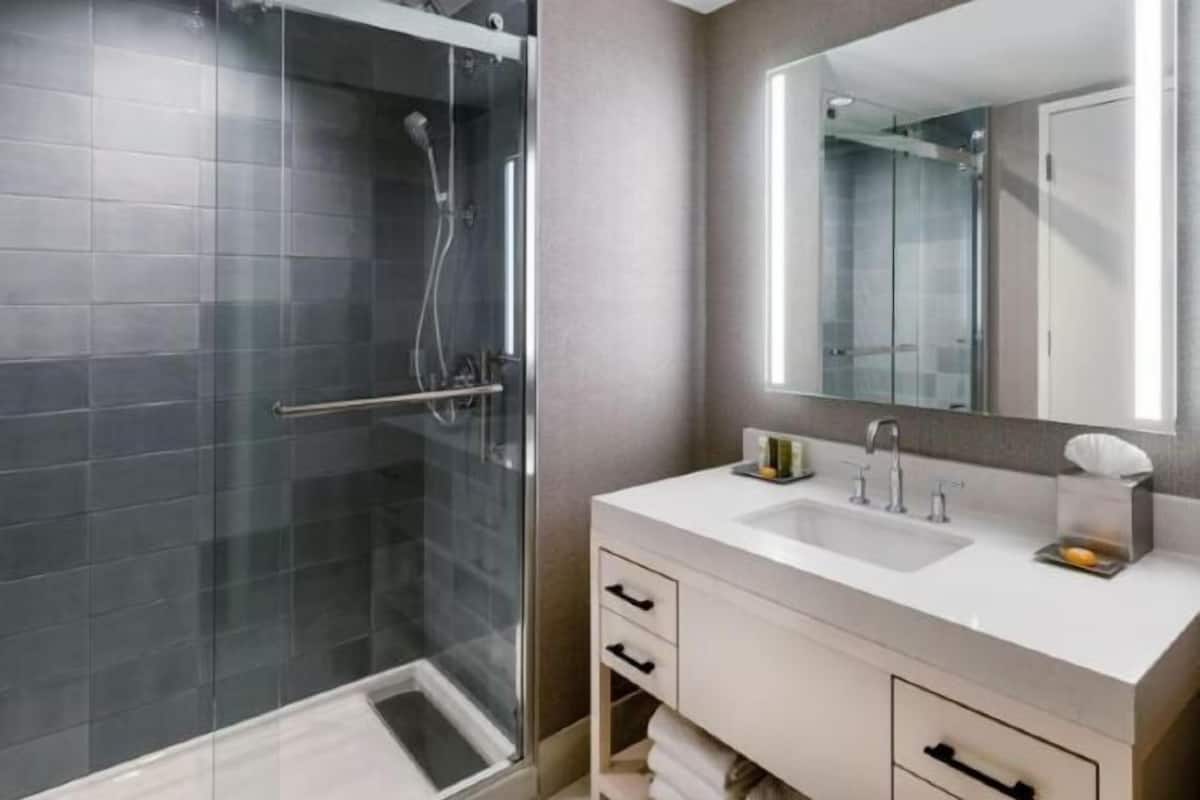 Baño | Regadera con hidromasaje y amenidades de baño de diseñador